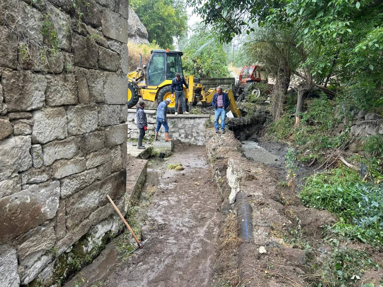 Güzelyurt Belediyesi, ilçe genelinde sürdürdüğü temizlik ve çevre düzenleme çalışmalarına