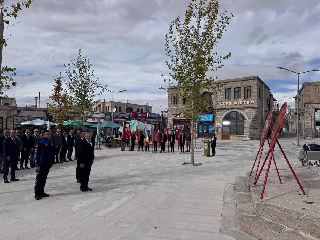 Cumhuriyet’in 102. yılı kutlamaları kapsamında Güzelyurt Kaymakamı Süleyman Arat, ilçe