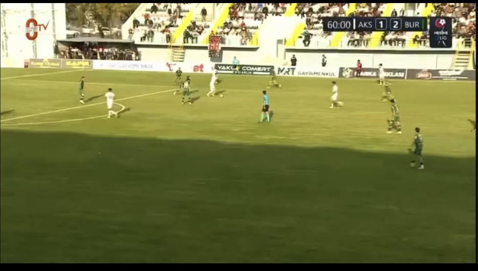 Aksarayspor–Bursaspor maçında iptal edilen nizami golün yan hakemi Onur Tomak,