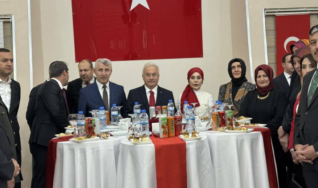 Aksaray’da Cumhuriyet Bayramı’nın 102. yılı onuruna kabul töreni düzenlendi! Aksaray Valisi Mehmet Ali Kumbuzoğlu ve eşi Canan Kumbuzoğlu’nun ev