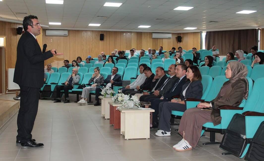 Birlikte gülmek aile bağlarını güçlendiriyor. Aksaray Üniversitesi ve Aile Sosyal