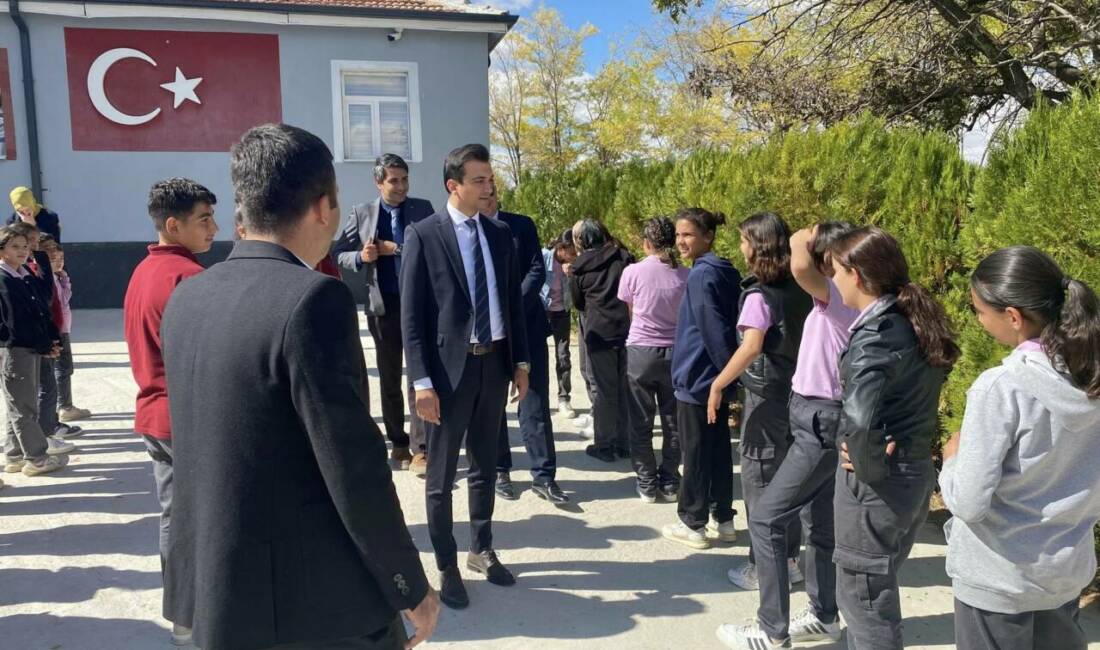 Eskil Kaymakamı Harun Uzar, ilçe genelinde yürütülen vatandaş buluşmaları kapsamında