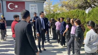 Eskil Kaymakamı Harun Uzar, ilçe genelinde yürütülen vatandaş buluşmaları kapsamında