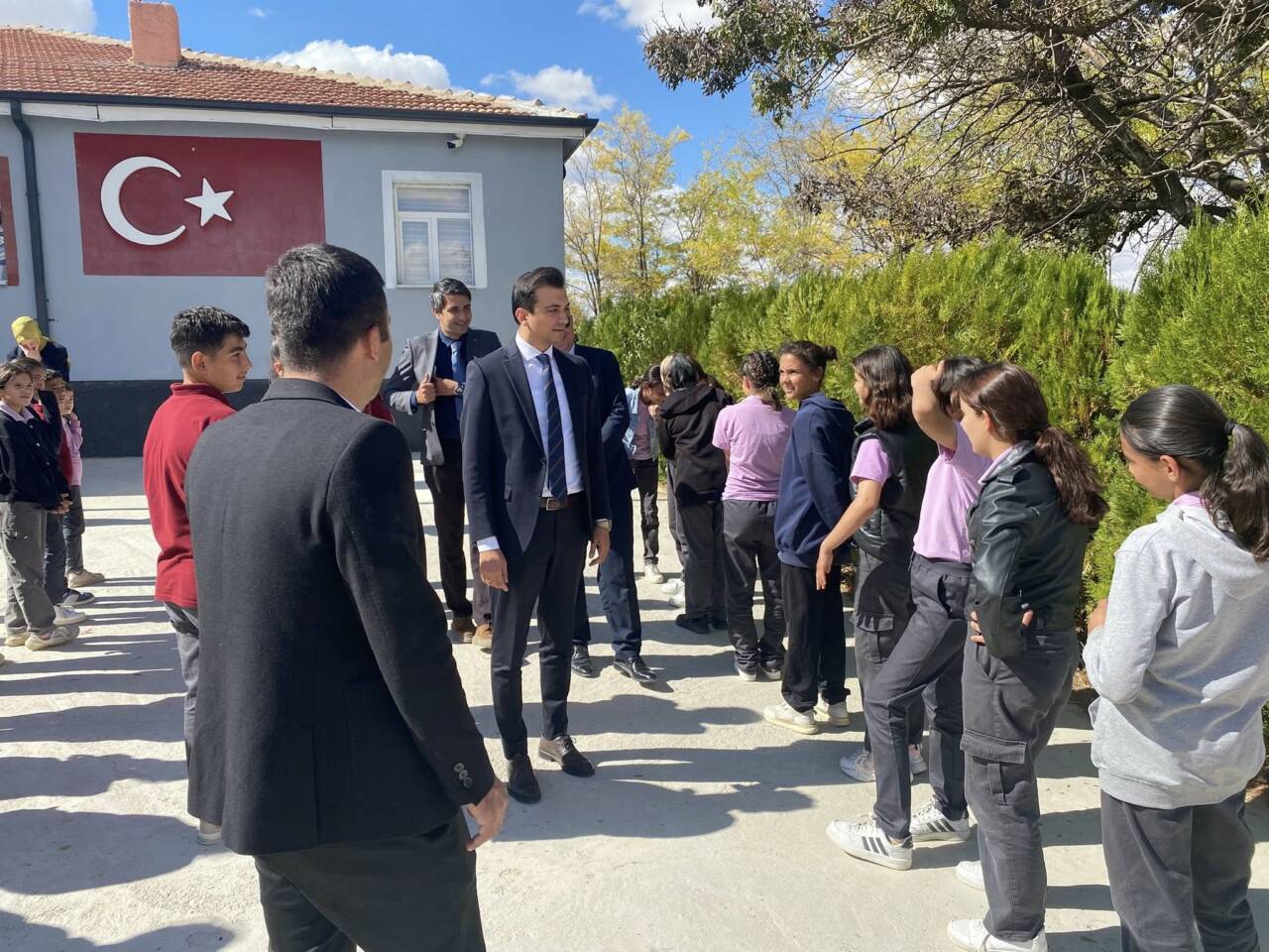 Eskil Kaymakamı Harun Uzar, ilçe genelinde yürütülen vatandaş buluşmaları kapsamında