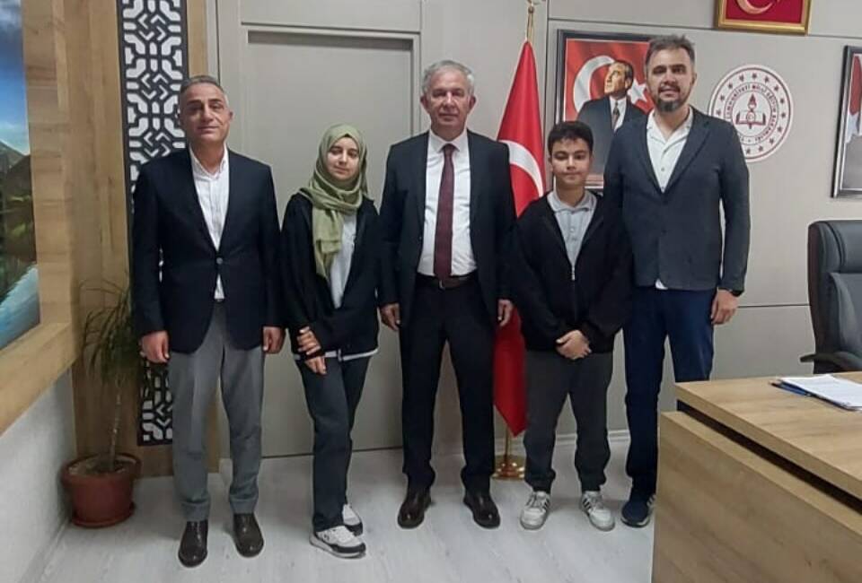 Aksaray Mustafa Yazıcı Ortaokulu 8/B sınıfı öğrencileri Ayşe Hilal Görür