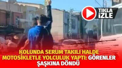 Adana'da kolunda serum takılı olan bir kişi motosikletin arkasında yolculuk