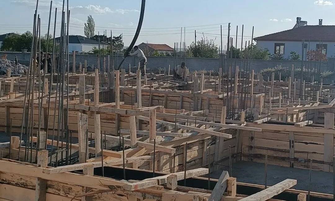 Saratlı Belediye Başkanı Cuma Kaplan, yeni yapılan dükkanlara ek olarak
