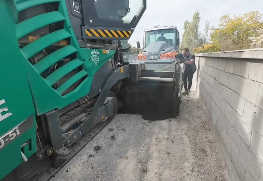 Sultanhanı Belediyesi, ilçe genelinde başlattığı sıcak asfalt çalışmalarına Koyuncu Mahallesi’nde