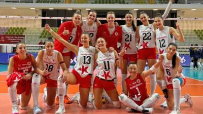 AXA Sigorta Kupa Voley'de Nefes Kesen Mücadele: İki Set Geriden