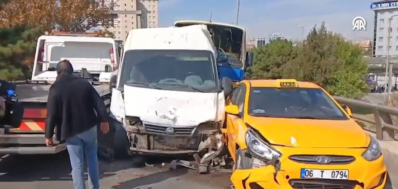 Ankara'nın Altındağ ilçesinde yaşanan olayda 6 araç birbirine girdi. Zincirleme