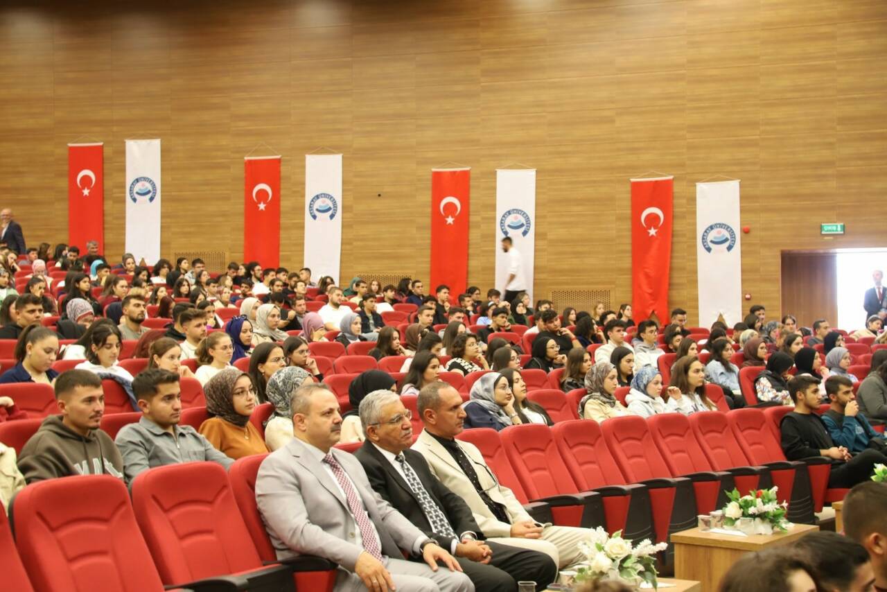 2025-2026 Eğitim-Öğretim döneminin başlamasının ardından Aksaray Üniversitesi’ne katılan birinci sınıf