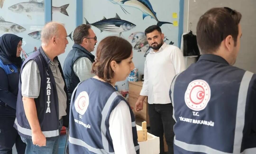 Zabıta ve Ticaret İl Müdürlüğü ekipleri, balık işletmelerinde etiket, gramaj