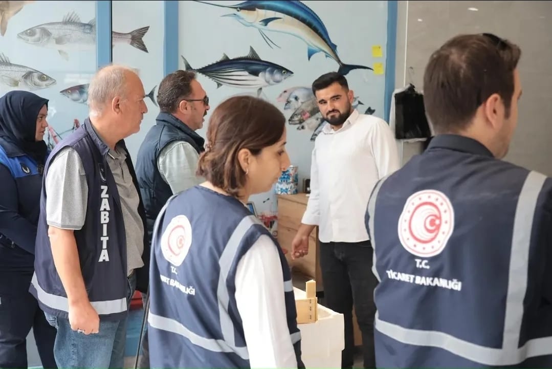 Zabıta ve Ticaret İl Müdürlüğü ekipleri, balık işletmelerinde etiket, gramaj