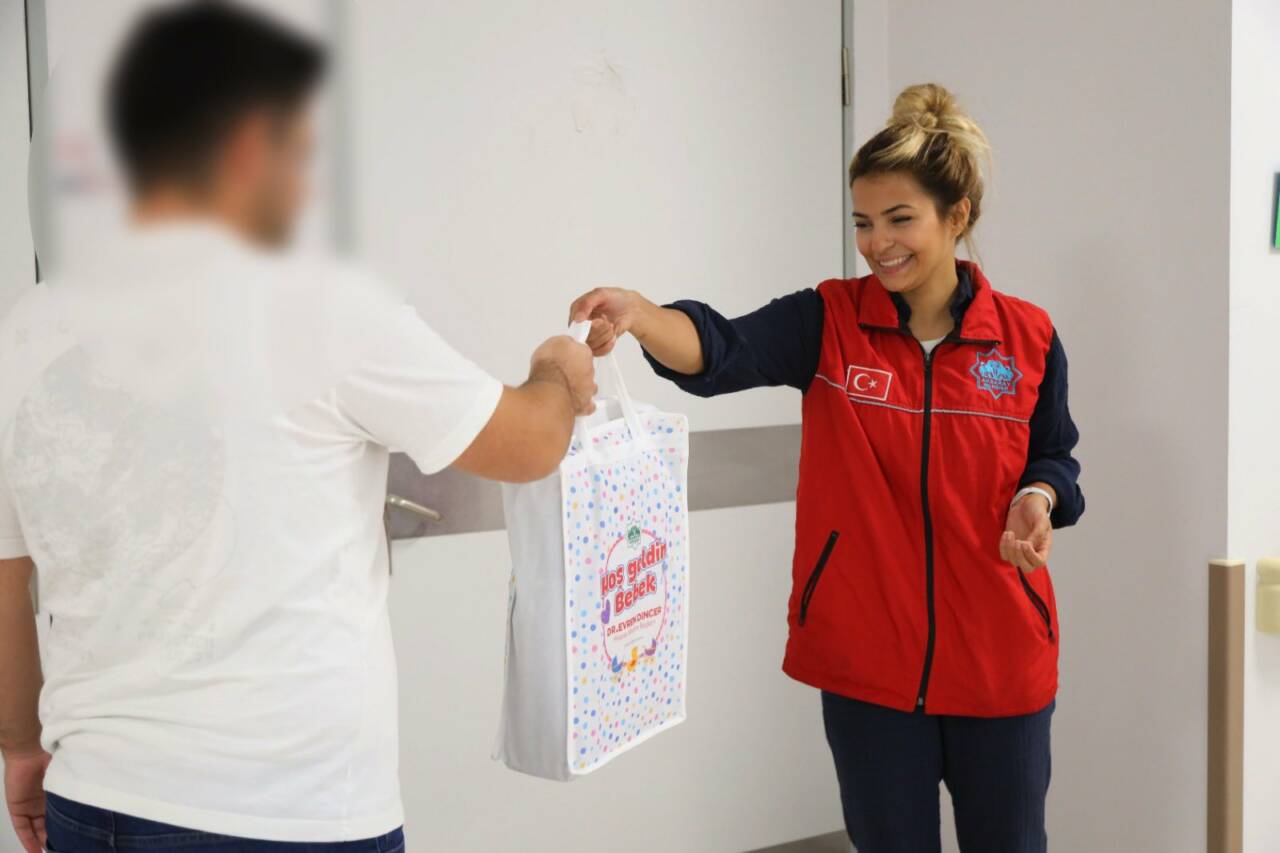 Aksaray Belediyesi, Aksaray Eğitim ve Araştırma Hastanesi’nde doğum yapan aileleri