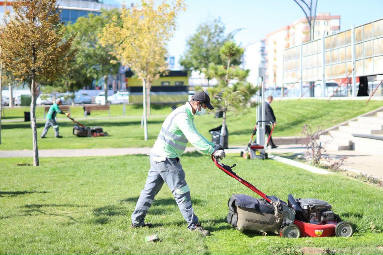 Aksaray Belediyesi ekipleri, Selçuklu Parkı’nda peyzaj düzenleme, çim biçme ve