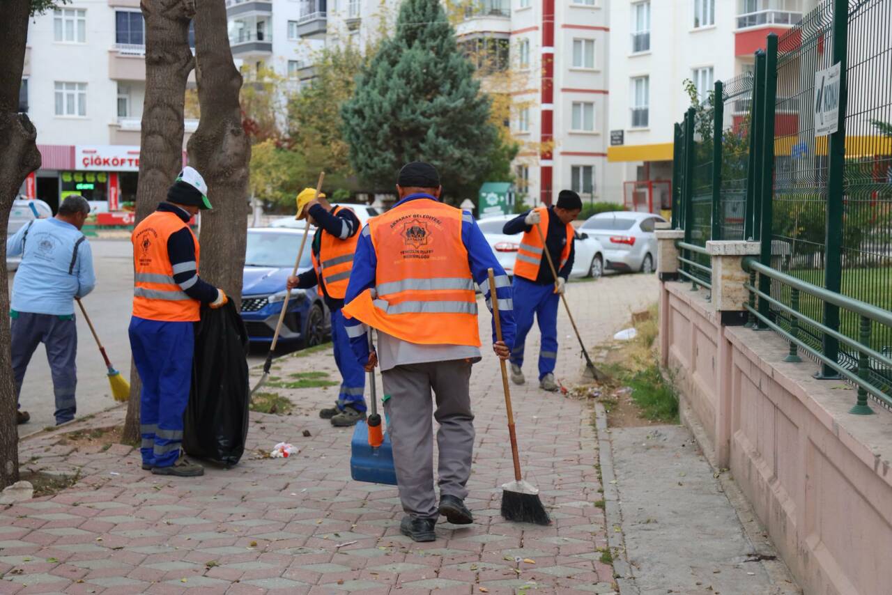 Aksaray Belediyesi, şehir genelinde yürüttüğü temizlik ve çevre düzeni çalışmalarını