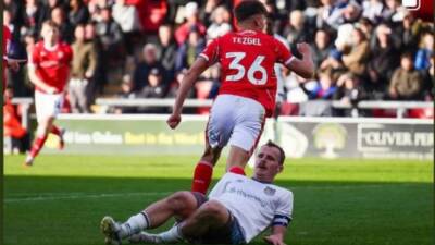 Crewe Alexandra forması giyen 20 yaşındaki Aksaraylı golcü Emre Tezgel,