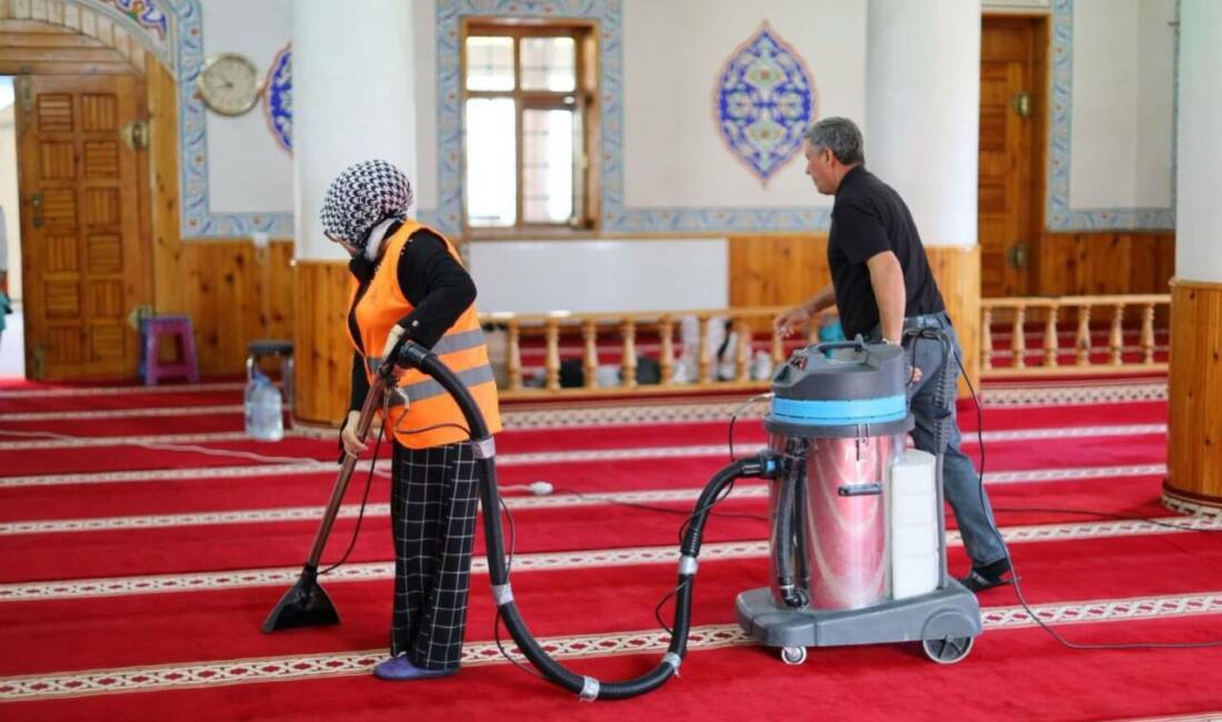 Aksaray Belediyesi, kent genelindeki camilerde yürüttüğü temizlik çalışmalarını sürdürüyor. Belediye