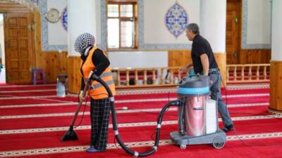 Aksaray Belediyesi, kent genelindeki camilerde yürüttüğü temizlik çalışmalarını sürdürüyor. Belediye