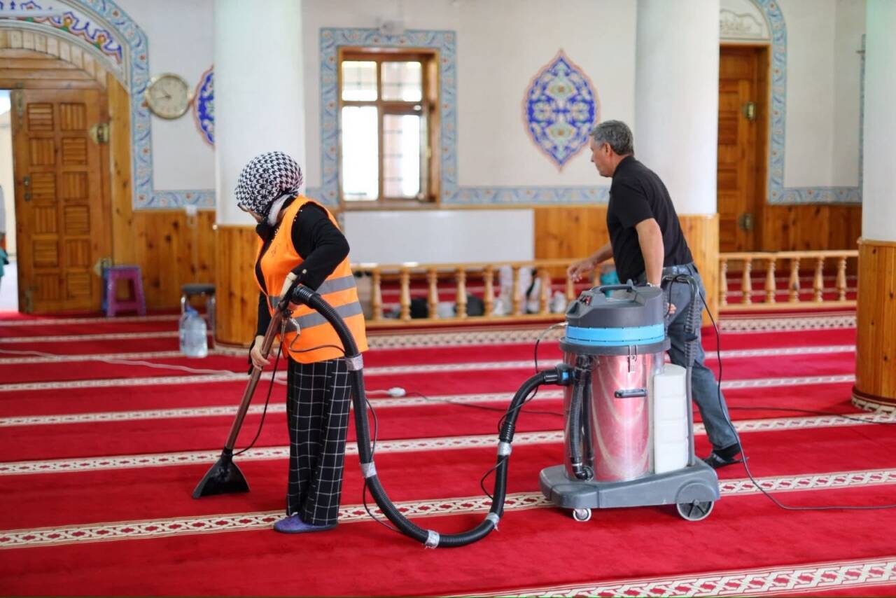 Aksaray Belediyesi, kent genelindeki camilerde yürüttüğü temizlik çalışmalarını sürdürüyor. Belediye