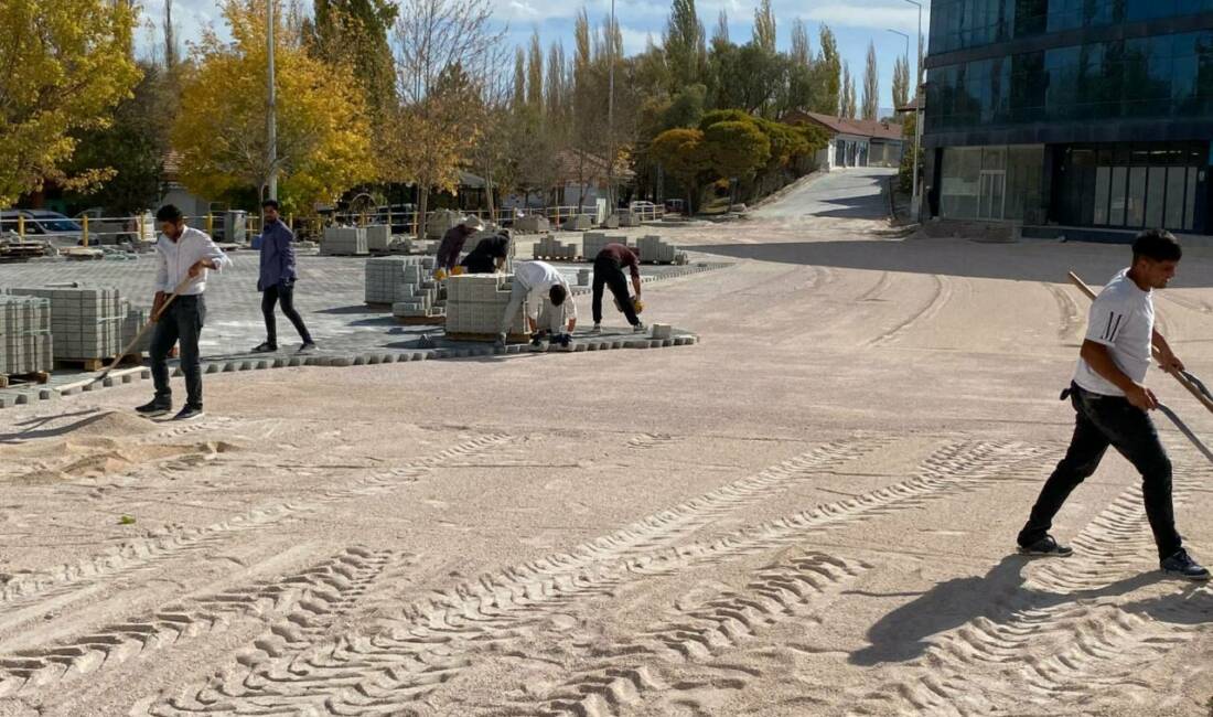 Demirci Belediyesi, kent merkezinde başlattığı çevre düzenleme, bakım ve onarım