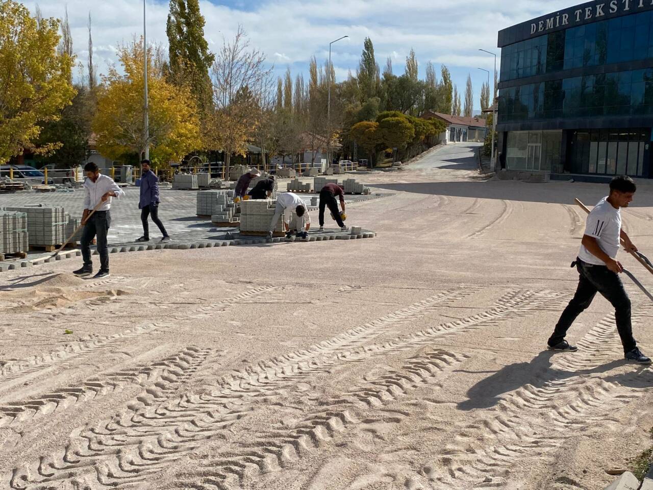 Demirci Belediyesi, kent merkezinde başlattığı çevre düzenleme, bakım ve onarım