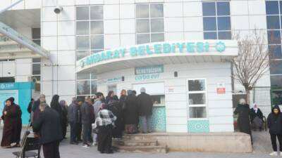 Aksaray Belediyesi, kış aylarının yaklaşmasıyla birlikte soğuk havalarda vatandaşları sıcacık