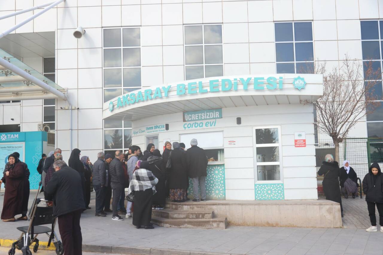 Aksaray Belediyesi, kış aylarının yaklaşmasıyla birlikte soğuk havalarda vatandaşları sıcacık