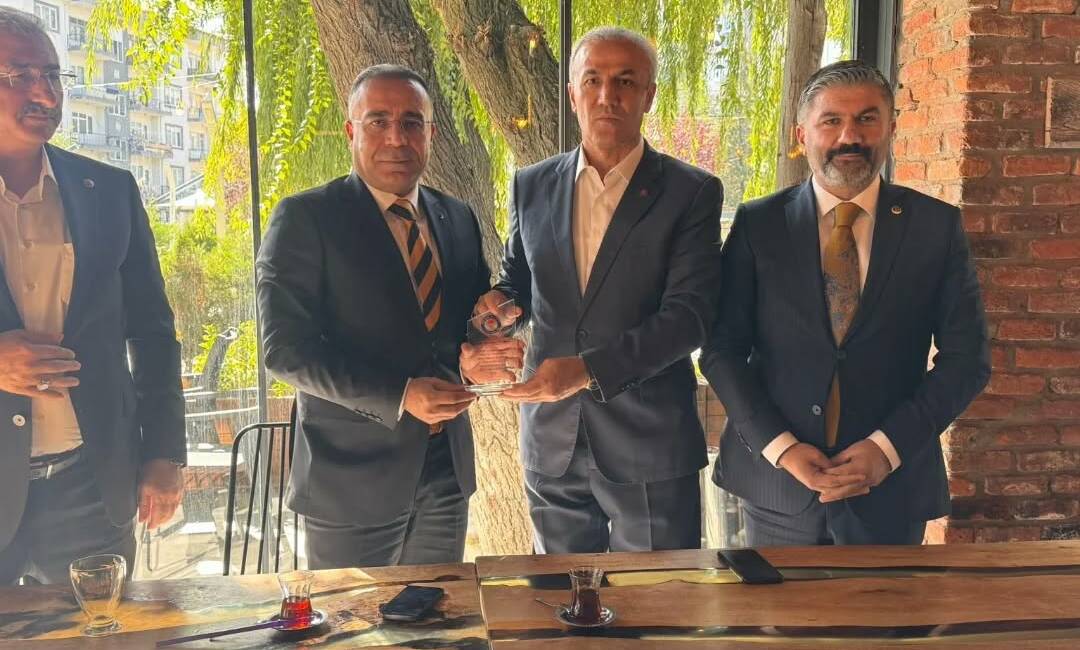 Ortaköy Eğitim-Bir-Sen İlçe Başkanlığında bayrak değişimi yaşandı. Uzun süredir görev