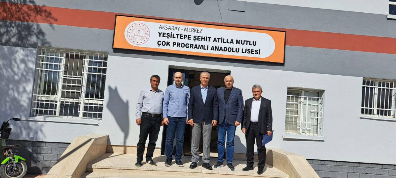 Eğitim-Bir-Sen Aksaray Şube Başkanı Murat Görmez, sendika yönetimiyle birlikte sahadaki
