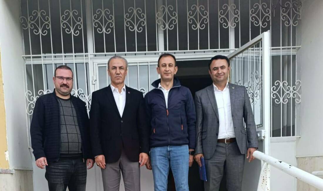 Eğitim-Bir-Sen Aksaray Şube Başkanı Murat Görmez ve sendika yönetimi, sahadaki