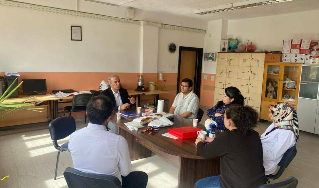 Eğitim-Bir-Sen Aksaray Şube Başkanı Murat Görmez ve sendika yönetim kurulu