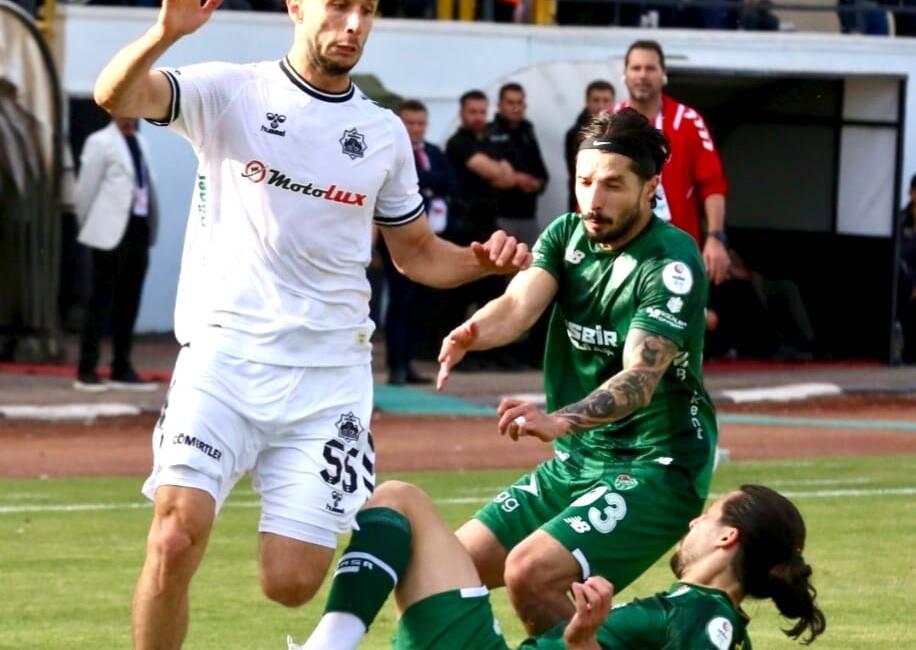 Aksarayspor özellikle ikinci yarıda oynamış olduğu etkili futbol ile taraflı