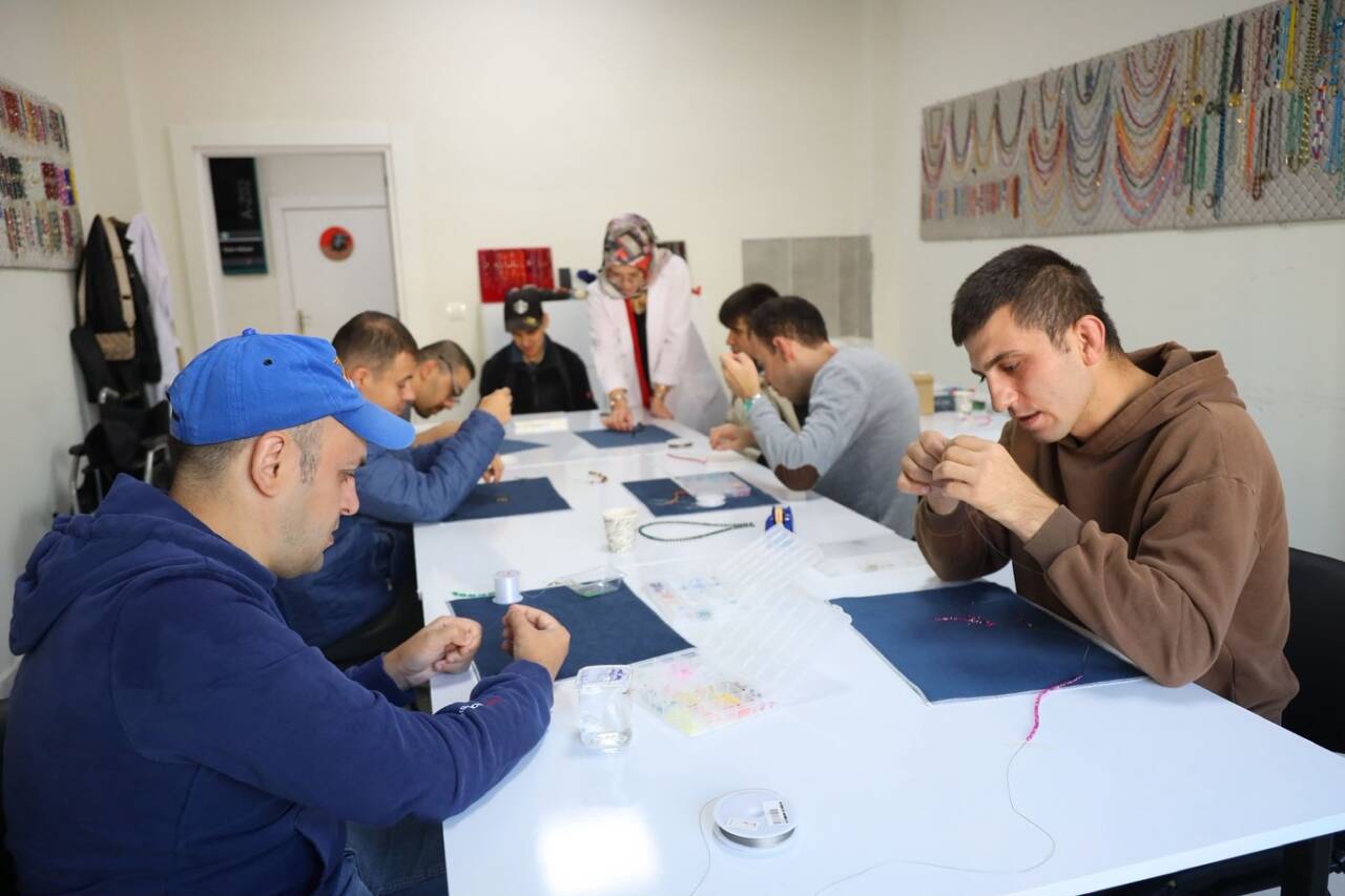 Aksaray Belediyesi, özel bireylerin yeteneklerini ortaya çıkarabilecekleri, sosyalleşebilecekleri ve eğitim-rehabilitasyon