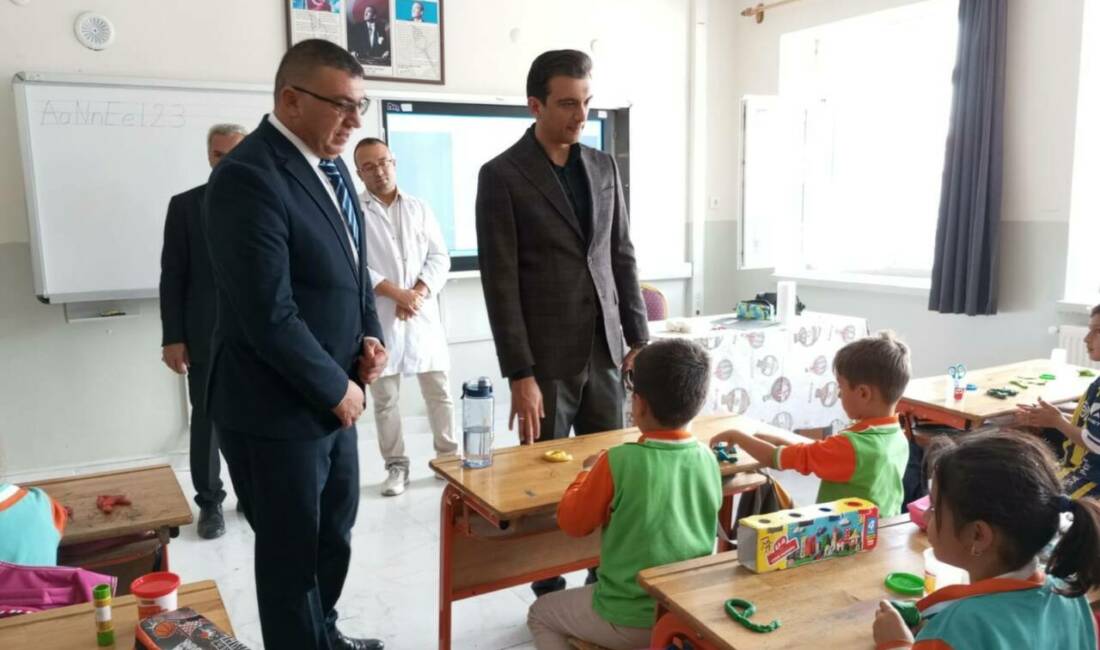 Eskil Kaymakamı Harun Uzar, Eşmekaya Belediye Başkanı İsmail Hakkı Güneş