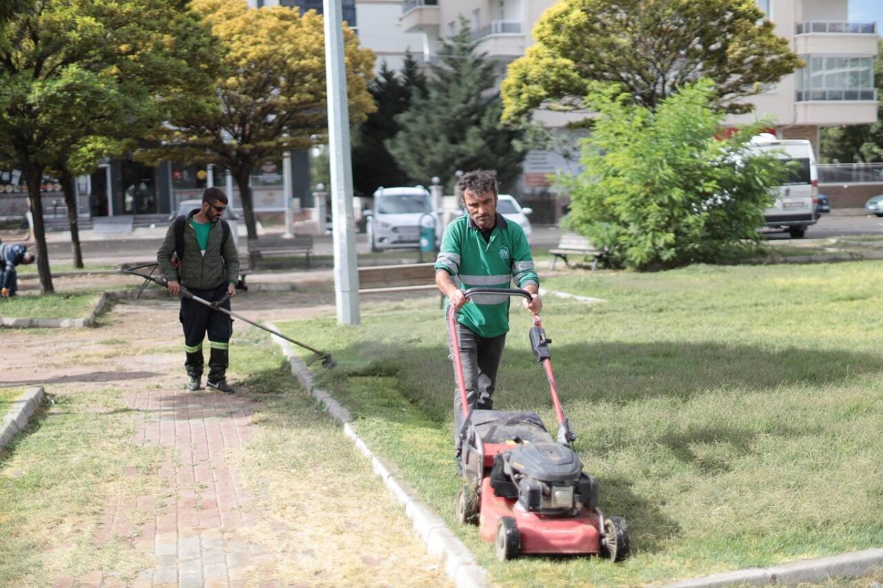 Aksaray Belediyesi, kent genelinde yürüttüğü çevre düzenleme ve temizlik çalışmalarını