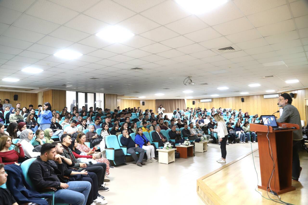 Aksaray Üniversitesi tarafından düzenlenen konferansta konuşma yapan Microsoft Suudi Arabistan