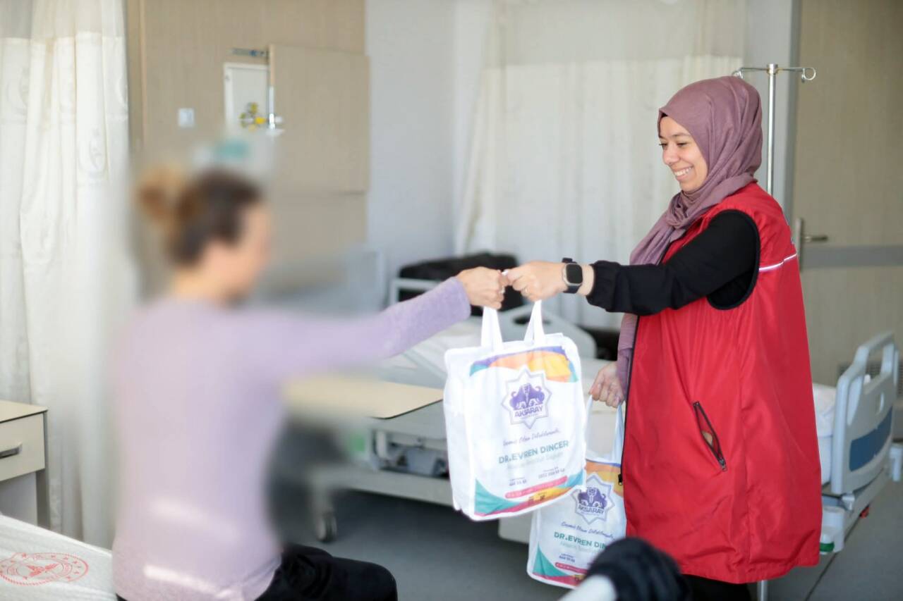 Aksaray Belediyesi ekipleri, hastanede tedavi gören vatandaşlara moral olmak ve