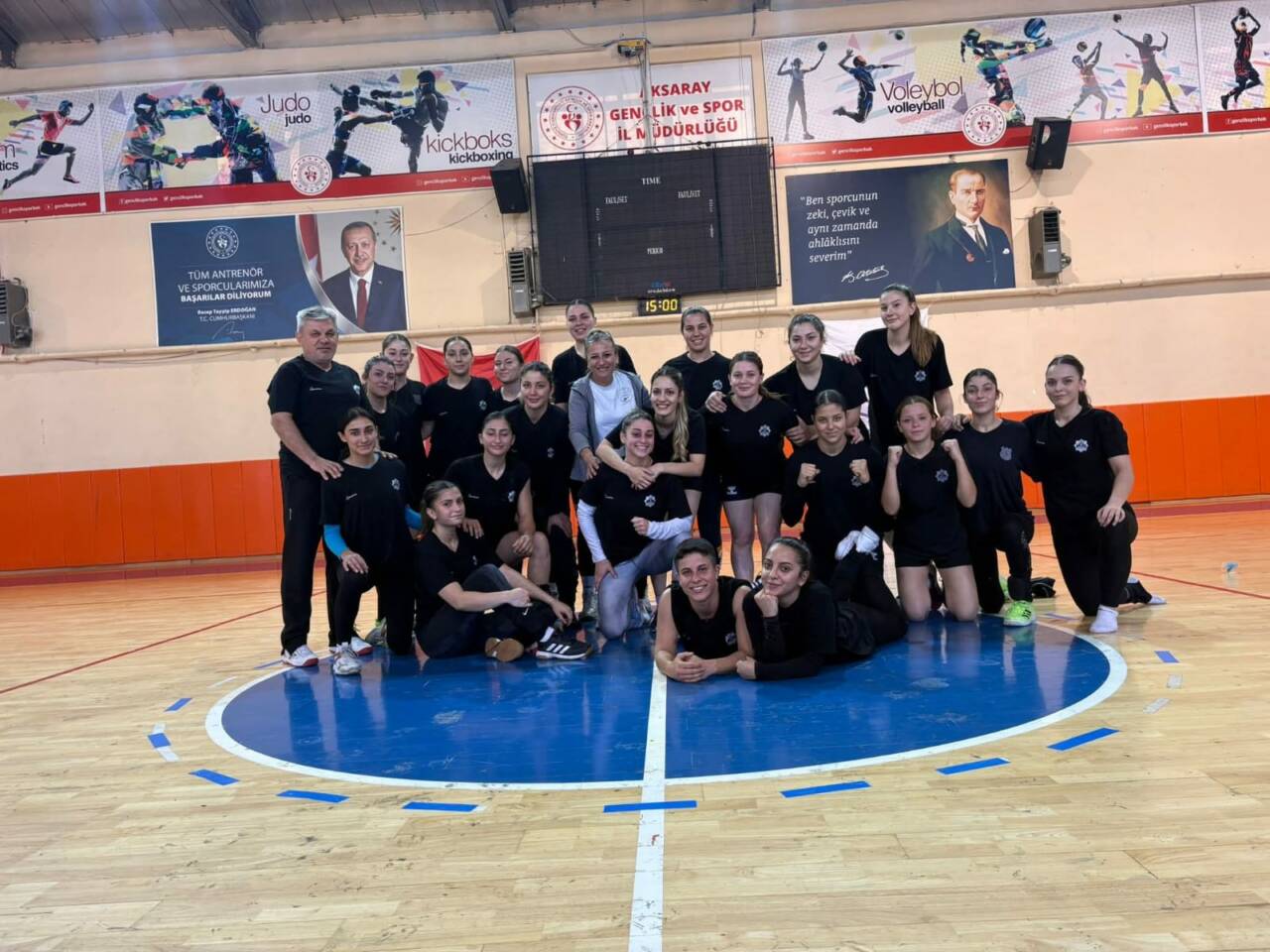 Aksaray Belediyespor Kadın Hentbol Takımı, ligin 4. haftasında İzmir Büyükşehir