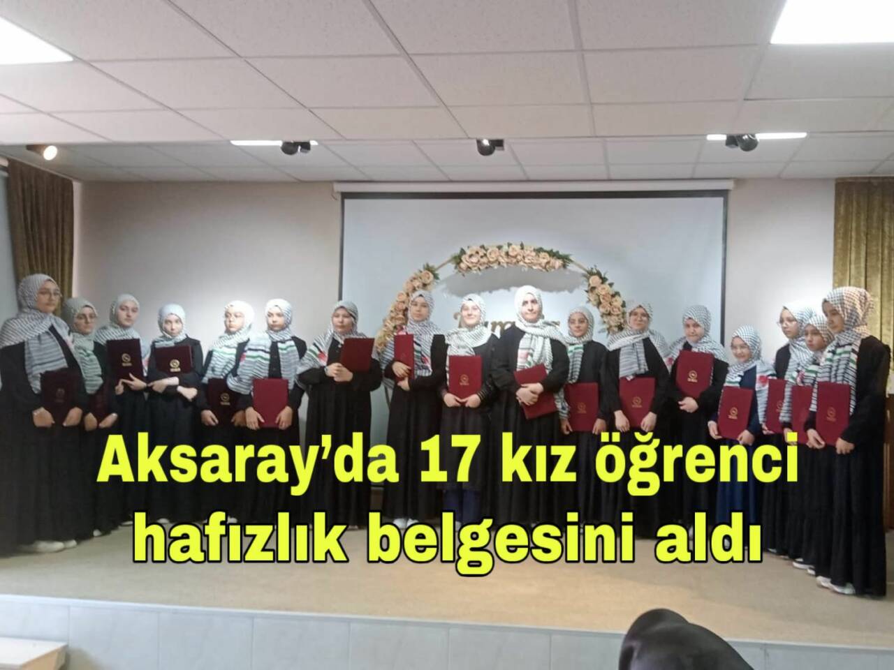 Cemaleddin Aksarayi Hafız Kız Kur’an Kursu’nda eğitim gören 17 öğrenci,