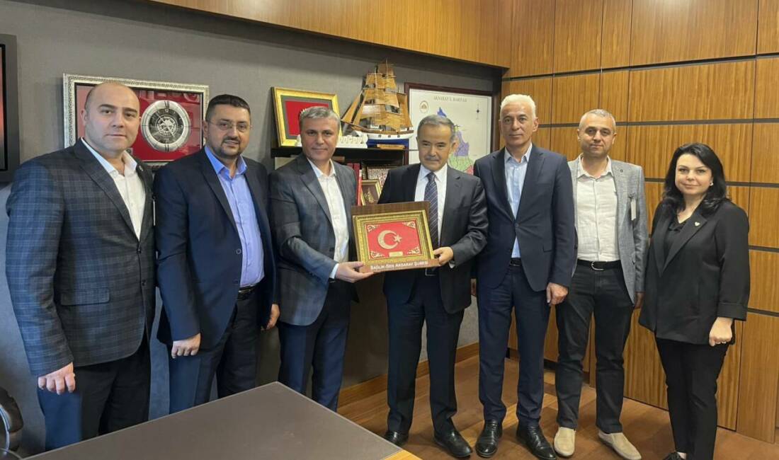 Sağlık-Sen Aksaray Şube Başkanı Rıfat Kaya, beraberindeki şube yönetimiyle birlikte