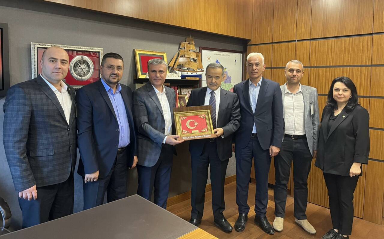 Sağlık-Sen Aksaray Şube Başkanı Rıfat Kaya, beraberindeki şube yönetimiyle birlikte