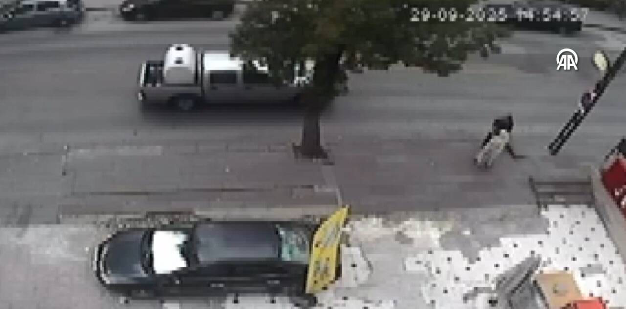 Ankara'nın Keçiören ilçesinde yaşanan olayda ambulans 77 yaşındaki kadına çarptı.
