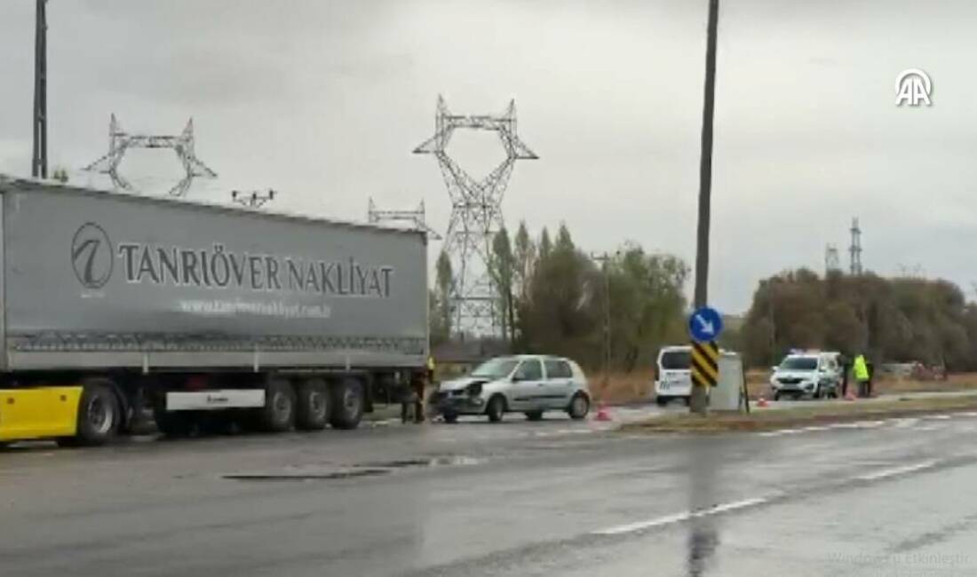 Konya'nın Seydişehir ilçesinde meydana gelen kazada otomobil yol kenarındaki tırın