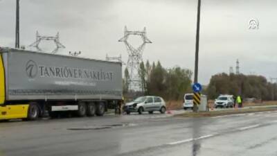 Konya'nın Seydişehir ilçesinde meydana gelen kazada otomobil yol kenarındaki tırın