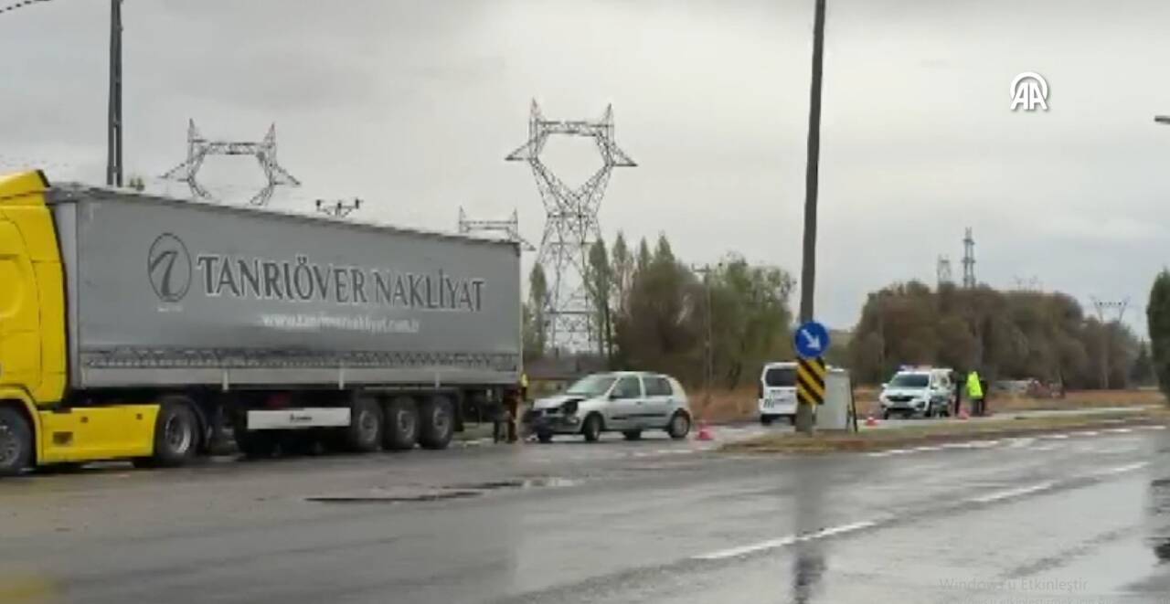 Konya'nın Seydişehir ilçesinde meydana gelen kazada otomobil yol kenarındaki tırın