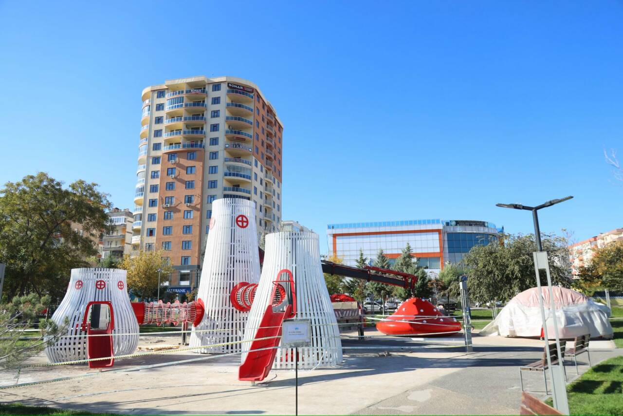 Aksaray Belediyesi, şehirde çocukların mutluluğunu öncelik olarak görerek Selçuklu Parkı’nda