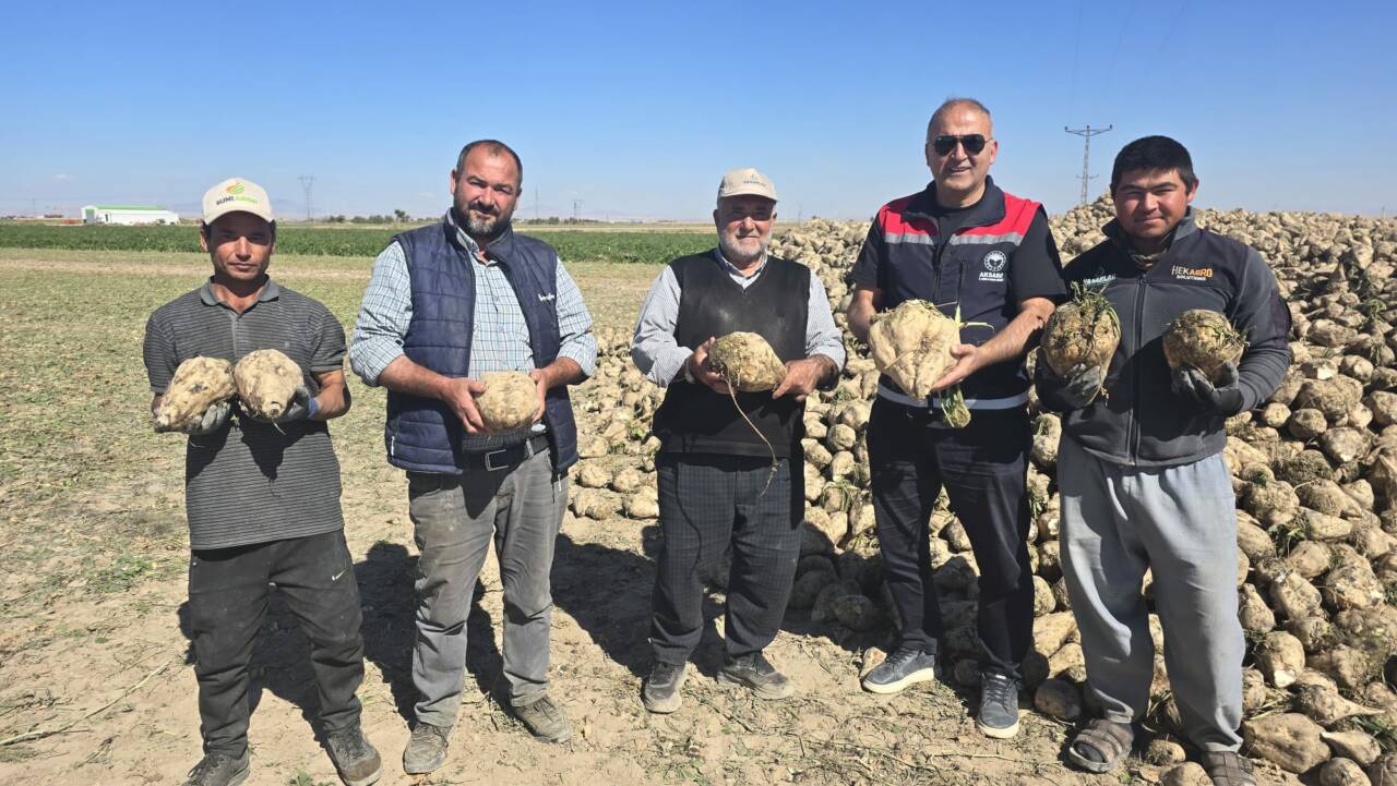 İl Tarım Müdürü Nejdet Demir, Yenikent’te şekerpancarı hasadına katılarak üreticilerle