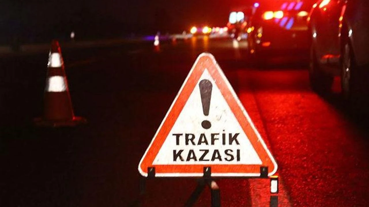 Eskişehir'in Odunpazarı ilçesinde, motosikletle hafif ticari aracın çarpıştığı kazada biri