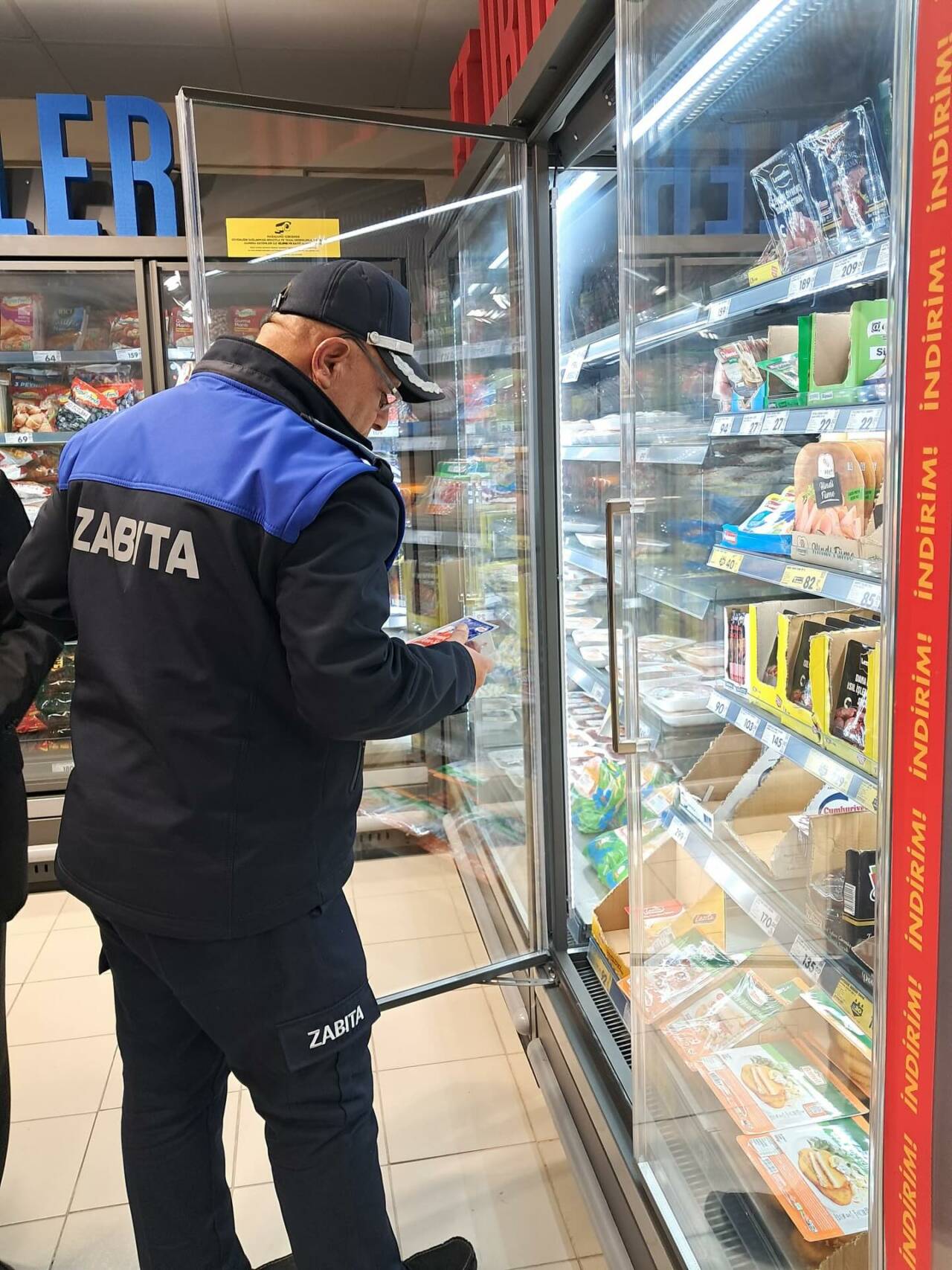 Ağaçören Belediyesi Zabıta Müdürlüğü ekipleri, ilçede faaliyet gösteren zincir marketlerde